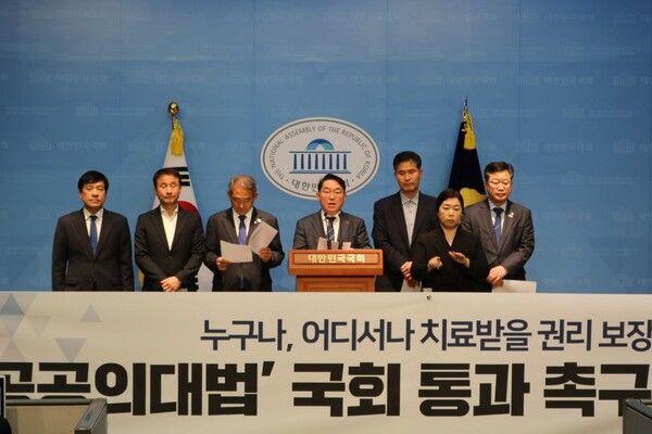 국회 보건복지위원회 소속 더불어민주당 박희승(전북 남원장수임실순창)의원이 17일 국회 소통관에서 '공공의대법' 국회 통과 촉구 기자회견을 하고 있다.[사진=의원실 제공]