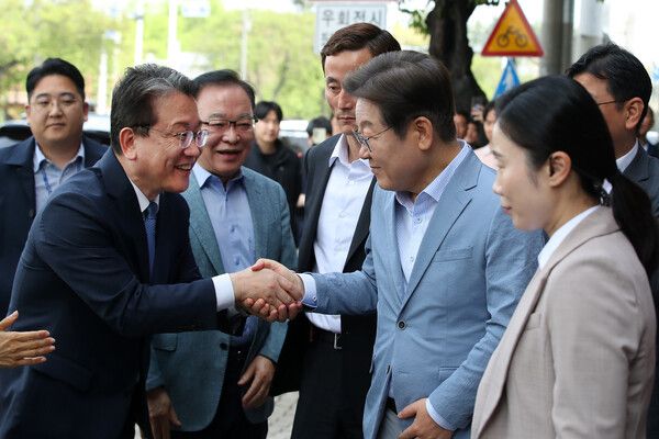 더불어민주당 이재명 전 대표가 18일 대구 북구 사회혁신커뮤니티연구소 협동조합 소이랩에서 열린 K-콘텐츠 기업 간담회에 참석하기 전 지지자들과 인사하고 있다. [사진=연합뉴스]