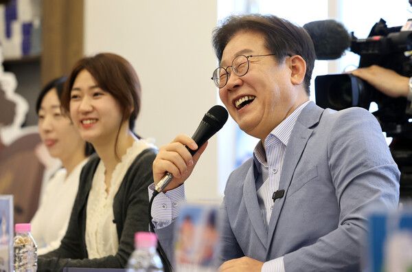 더불어민주당&nbsp;이재명&nbsp;전 대표가 18일&nbsp;대구&nbsp;북구 사회혁신커뮤니티연구소 협동조합 소이랩에서 열린 K-콘텐츠 기업 간담회에 참석해 발언하고 있다.&nbsp;[사진=연합뉴스]