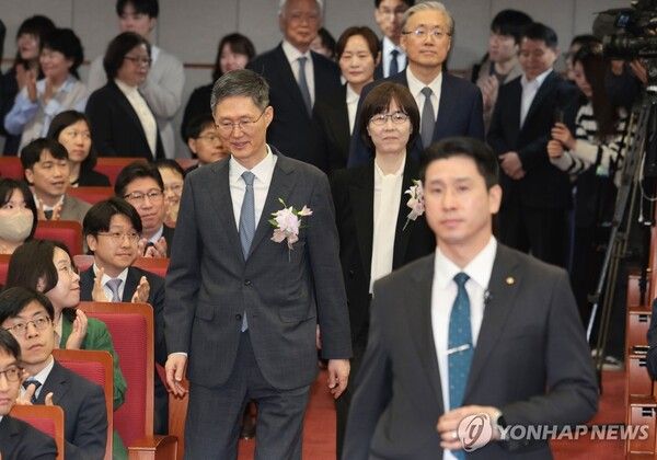 퇴임식 입장하는 문형배-이미선 헌법재판관 [사진=연합뉴스]