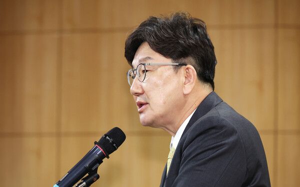 권성동 국민의힘 원내대표는 취재를 요구하는 기자의 손목을 잡고 끌고 가 폭행죄로 피소됐다. [사진=연합뉴스]