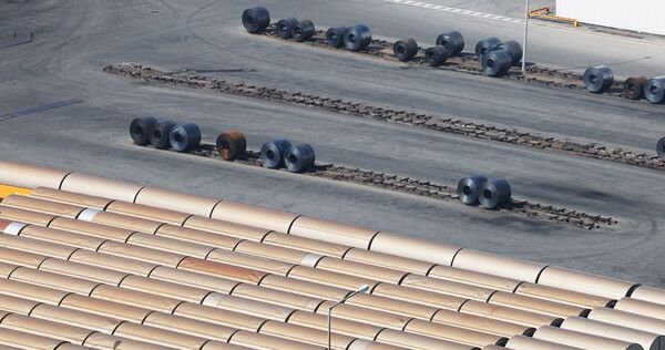 평택항에 쌓인 철강 제품 [사진=연합뉴스