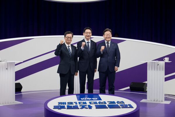 더불어민주당 대선 경선 주자인 이재명(오른쪽부터)·김경수·김동연 후보가 18일 서울 마포구 상암동 MBC에서 첫 TV토론회를 시작하기에 앞서 기념촬영 하고 있다. [사진=연합뉴스]