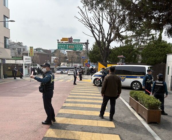 1일 서울 재동초등학교 하교 시간에 맞춰 주변을 집중 순찰 중인 경찰. [사진=연합뉴스]