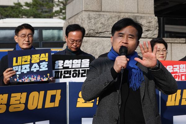 윤석열 대통령에 대한 탄핵 심판 선고를 앞둔 31일 서울 종로구 헌법재판소 앞에서 더불어민주당 이병진 의원이 탄핵 촉구 발언을 하고 있다. [사진=연합뉴스]