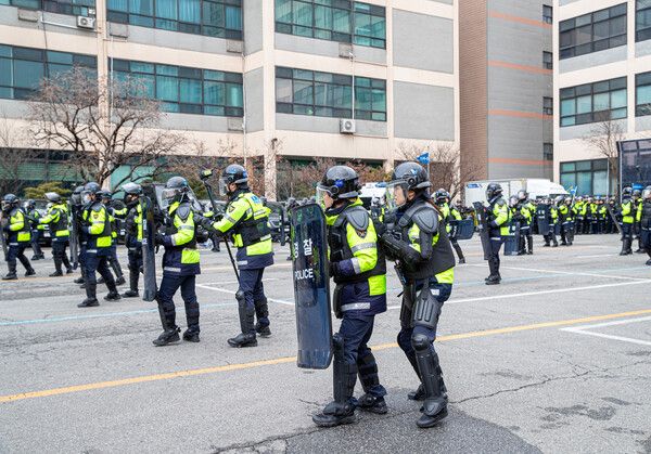 지난 달 18일 서울경찰청이 윤석열 대통령 탄핵심판 선고를 앞두고&nbsp; 경찰관기동대 합동 연합훈련을 실시한 모습. [사진=연합뉴스]