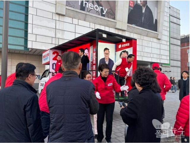 국민의힘 안철수 의원과 김은혜 의원이 한 시간가량 선거유세 차량을 타고 국민의힘 이승진 후보 선거유세를 펼쳤다. [사진=안다인 기자]