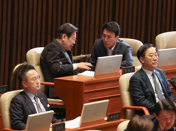 더불어민주당 이재명 대표와 김민석 최고위원이 2일 서울 여의도 국회에서 열린&nbsp;본회의에서 대화하고 있다. [사진=연합뉴스]