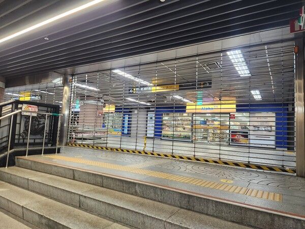 폐쇄된 지하철 3호선&nbsp;안국역&nbsp;출구 모습. [사진=연합뉴스]