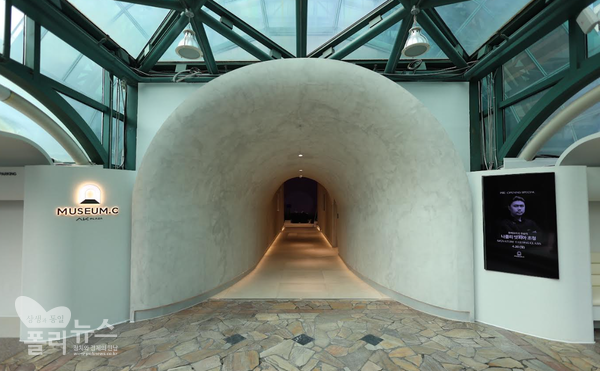 ▲. AK플라자분당점이 백화점 업계 최초로 미디어아트를 접목한 몰입형 문화공간 ‘MUSEUM.C’를 선보인다. [사진출처=애경산업(주)]