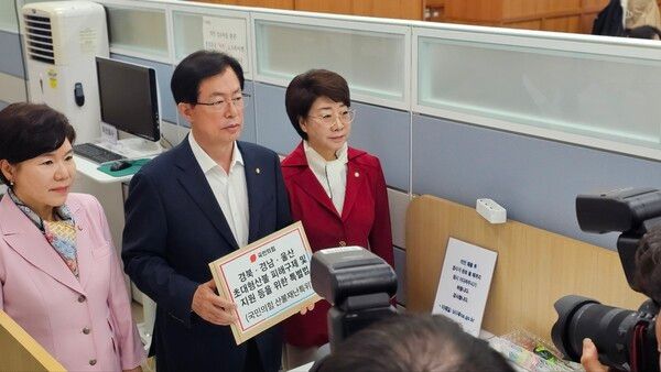 이만희&nbsp;국민의힘 산불재난대응 특위위원장과 조은희(사진 왼쪽) 이달희(사진 오른쪽)의원이 지난 21일 국회 사무처에&nbsp; '경북·경남·울산 초대형산불 피해구제 및 지원 등을 위한 특별법안'을 제출하고 있다.[사진=연합뉴스]
