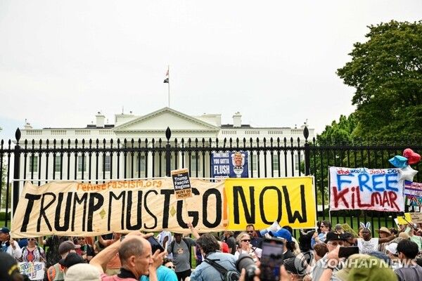 19일 백악관 앞에서 열린 반트럼프 시위 [사진=AFP=연합뉴스]
