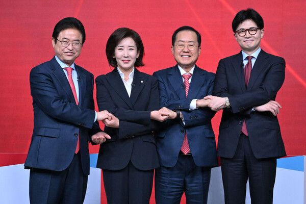 선전을 다짐하는&nbsp;국민의힘&nbsp;B조 대선 경선 후보들. 국민의힘은 1차 경선 토론회에서 예능적 요소를 결합한 경선을 진행해 논란이 일고 있다. [사진=연합뉴스]