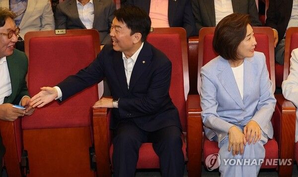 나경원 의원과 안철수 의원 중 한 사람만이 최종 경선에 진출할 전망이다 [사진=연합뉴스]