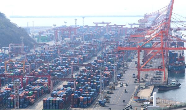 컨테이너 선적 및 하역작업이 진행 중인 부산항 신선대부두 [사진=연합뉴스]