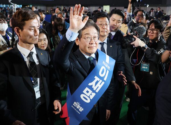 더불어민주당 이재명 대선 경선 후보가 19일 오후 충북 청주체육관에서 열린 '제21대 대통령선거 후보자 선출을 위한 충청권 합동연설회'에서 경선 결과 발표를 들은 뒤 인사하고 있다. [사진=연합뉴스]