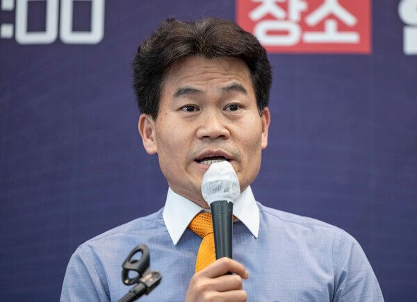 김문수 후보는 23일 전한길 씨의 유튜브 채널에 출연해 대선 후보로서의 경쟁력 등을 강조한 내용의&nbsp; 인터뷰를 진행할 것으로 알려졌다. [사진=연합뉴스]