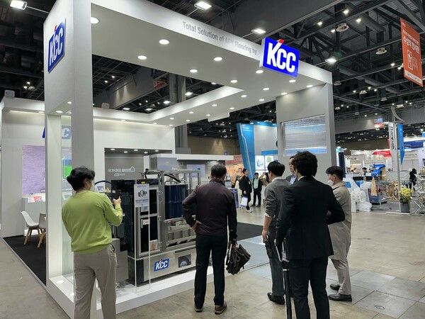 KCC 물류로봇 전용 바닥재 토탈 솔루션과 도장 로봇 스마트캔버스를 소개하는 킨덱스 KCC 부스 현장 [사진=KCC]