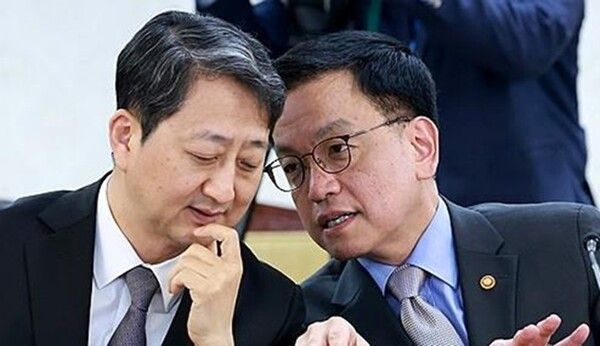 '한미 2+2 통상 협의' 정부 합동 대표단 공동 수석대표를 맡은 최상목 경제부총리 겸 기획재정부 장관(오른쪽)과 안덕근 산업통상자원부 장관이 21일 정부서울청사에서 열린 경제안보전략 태스크포스(TF) 회의에 참석해 논의하고 있다. [사진=연합뉴스]