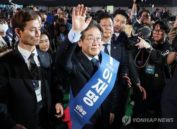민주당 이재명 경선후보가 보수 진영 후보와 가상대결에서 모두 50%가 넘는 지지율을 기록했다는 여론조사 결과가 나왔다 [사진=연합뉴스]