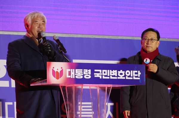 전광훈&nbsp;사랑제일교회 목사가 지난 2월20일 서울 종로구 동화면세점 앞에서 열린 대통령국민변호인단&nbsp;탄핵&nbsp;반대 통합 집회에서 발언하고 있는 모습. 윤 전 대통령의 변호인인 석동현 변호사도 함께 자리했다. [사진=연합뉴스]&nbsp;