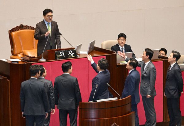 우원식 국회의장이 24일 국회 본회의에서&nbsp;한덕수&nbsp;대통령 권한대행 국무총리의 추가경정예산안 시정연설&nbsp;뒤 한 권한대행에 대한 발언을 하자 국민의힘 권성동 원내대표가 연단 앞으로 나와 우 의장에게 항의하고 있다. [사진=연합뉴스]