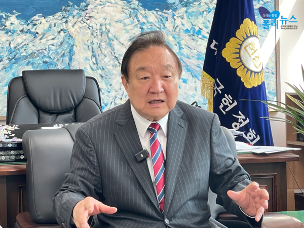 정대철 대한민국헌정회장이 25일&nbsp;오전 서울 여의도 대한민국헌정회관에서 진행한 폴리뉴스 김능구 대표와의 인터뷰에서&nbsp;“보수 결집을 통해서 정상적으로 정치가 이루어지도록 하는 것은 긴 장래로 봐서 나라의 발전을 위해 나쁘지 않다고 생각한다”고 말했다. [사진=이준수 폴리뉴스 PD]