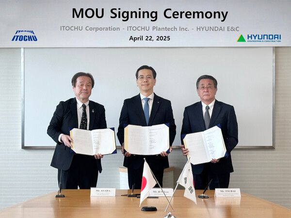 이달 22일 일본 도쿄에 위치한 이토추상사 본사에서 현대건설 이한우 대표(가운데)와 이토추상사 츠바이 히로유키 부사장(오른쪽), 이토추 플랜테크 아사다 야스히코 사장(왼쪽)이 업무협약을 체결한 후 기념사진을 촬영하고 있다. [사진=현대건설]