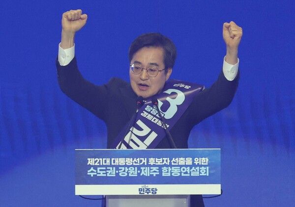 더불어민주당&nbsp;김동연 대선 경선 후보가 27일 경기 고양시 킨텍스에서 열린 '제21대 대통령선거 후보자 선출을 위한 수도권·강원·제주 경선 및 최종 후보자 선출 대회'에서 정견 발표를 하고 있다. [사진=연합뉴스]