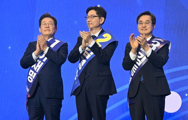 더불어민주당&nbsp;이재명(왼쪽부터)·김경수·김동연 대선 경선 후보가 27일 경기 고양시 킨텍스에서 열린 '제21대 대통령선거 후보자 선출을 위한 수도권·강원·제주 경선 및 최종 후보자 선출 대회'에서 박수를 치고 있다. [사진=연합뉴스]