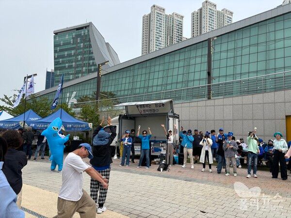 더불어민주당 21대 대통령 선거 후보자를 선출하기 위한 지역 순회 경선 마지막 날인 27일&nbsp;당원들은 경기장 밖 천막에서 음료나 커피를 나눠주기도 하였다. 또 유튜브 채널 ‘정치한잔’에서는 춤과 노래를 부르기도 했다.&nbsp; [사진=안다인 기자] 