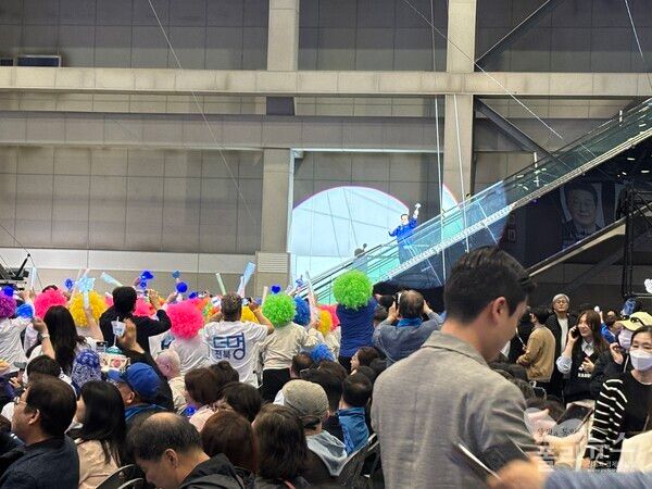 더불어민주당 21대 대통령 선거 후보자를 선출하기 위한 지역 순회 경선 마지막 날인 27일&nbsp;당원들이 김동연 후보가 에스컬레이터를 타고 내려오자 환호하고 있다. [사진=안다인 기자]