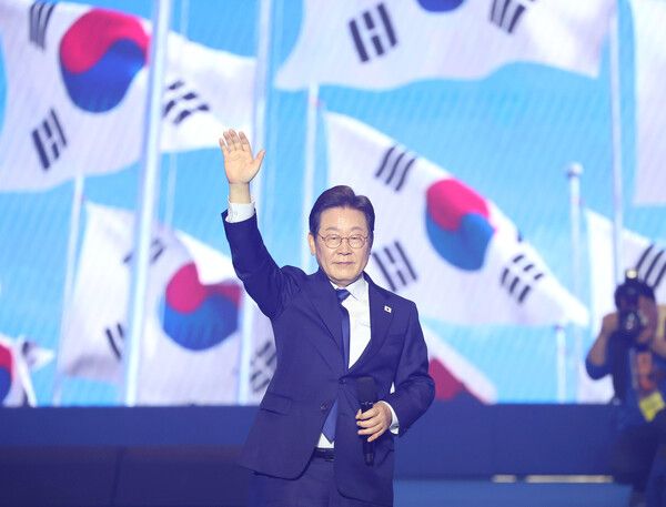 더불어민주당&nbsp;이재명&nbsp;대선 경선 후보가 27일 경기 고양시 킨텍스에서 열린 '제21대 대통령선거 후보자 선출을 위한 수도권·강원·제주 경선 및 최종 후보자 선출 대회'에서 최종 후보로 확정된 뒤 손들어 인사하고 있다. [사진=연합뉴스]