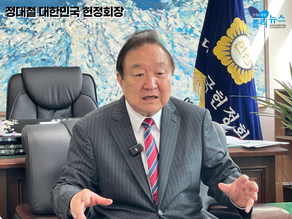 정대철 대한민국 헌정회장은 폴리뉴스 김능구 대표와 25일 를 갖고 “새 대통령이 개헌 로드맵을 정확히 제시할 수 있어야 한다”고 강조했다. [사진-이준수 폴리뉴스 PD]