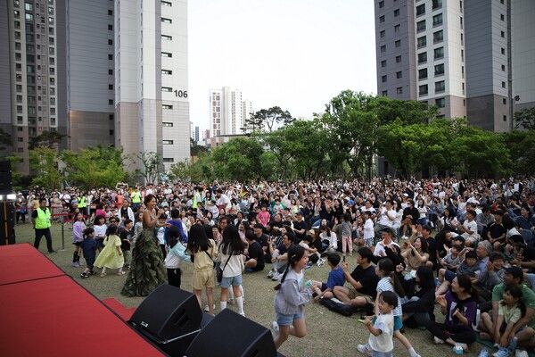 지난해 5월 한들물빛도시 지웰시티 푸르지오 단지에서 열린 푸르지오 가든음악회 모습. [사진제공=대우건설]