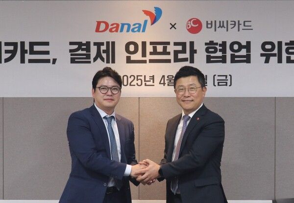 [사진= BC카드가 다날과 함께 결제 인프라 협업을 위한 파트너십을 체결했다고 28일 밝혔다. 사진은 지난 25일 오후 3시 경기도 성남시 분당구 소재 다날 본사에서 김호정 BC카드 상무(오른쪽), 진창용 다날 사업부문 대표가 양사 간 전략적 제휴를 기념하는 모습.(BC카드 제공)]
