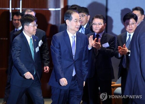 한덕수 대통령 권한대행 국무총리가 29일 오후 서울 강남구 건설회관에서 열린 '해외건설 1조 달러 수주 및 60주년 기념식'에 참석하고 있다. [사진=연합뉴스]