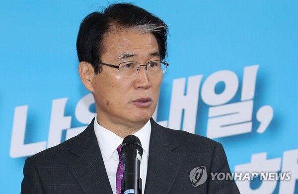 친유승민계 권오을 전 국회 사무총장이 이재명 민주당 대선후보 지지를 선언하며 29일 민주당에 입당했다. [사진=연합뉴스]