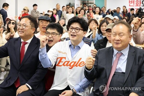 국민의힘 한동훈 후보는 경선룰이 적용되는 국민의힘 지지층과 무당층에서 최근 상승세를 보이면서 2강 전망을 밝게 하고 있다 [사진=연합뉴스]