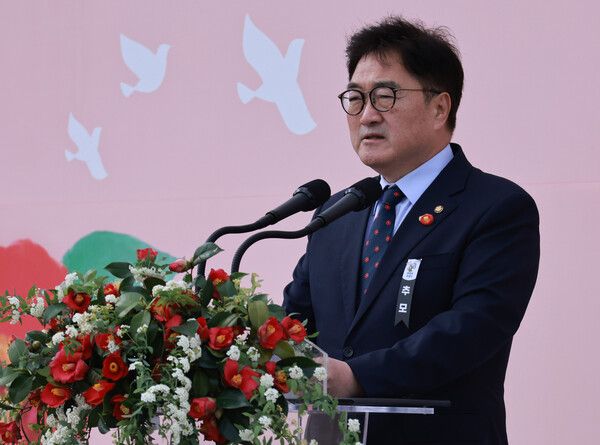 우원식&nbsp;국회의장이 3일 제주특별자치도 4·3 평화공원에서 열린 '77주년 4·3 희생자 추념식'에서 추념사를 하고 있다. [사진=연합뉴스]