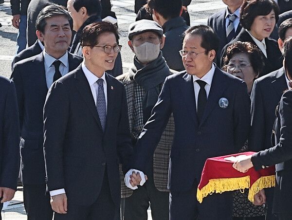 김문수 고용노동부 장관과 홍준표 대구시장이 지난 2월28일 대구 달서구 대구문화예술회관에서 열리는 제65주년 2.28민주운동기념식 참석한 모습.[사진=연합뉴스]