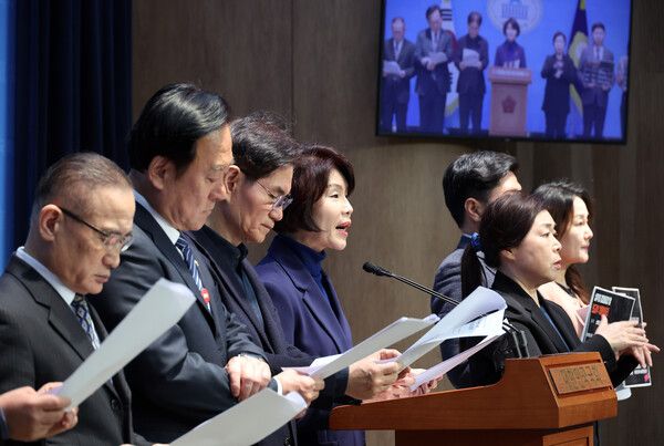 심우정 검찰총장 자녀의 외교부 채용 특혜 의혹 관련 기자회견. 조사단장에는 의혹을 처음으로 제기한 한정애 의원이 위촉됐다. [사진=연합뉴스]