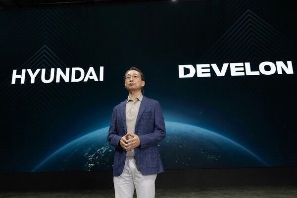 HD현대사이트솔루션 조영철 사장이 3일(목) 킨텍스에서 열린 ‘서울 모빌리티쇼’ 미디어 브리핑에서 건설기계 차세대 신모델을 소개하고 있다. [사진=HD현대]