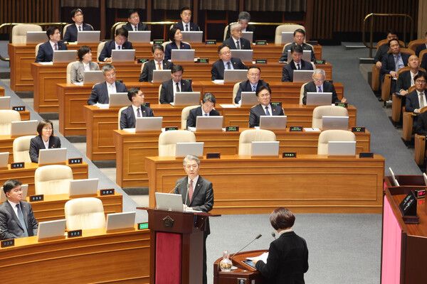 김홍균 외교부 1차관이 3일 국회 본회의에서 진행된 긴급현안질문'에서 더불어민주당 한정애 의원의 심우정 검찰총장 자녀 외교부 채용 특혜 의혹 관련 질문에 답하고 있다. [사진=연합뉴스]