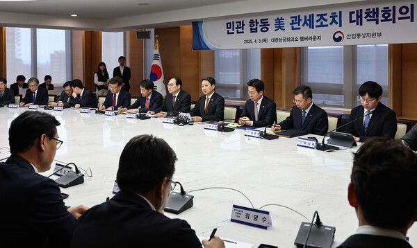 안덕근 산업통상자원부 장관(오른쪽 가운데)이 3일 서울 중구 대한상공회의소에서 열린 '민관 합동 미 관세 조치 대책 회의'에서 발언을 하고 있다. 사진=연합뉴스