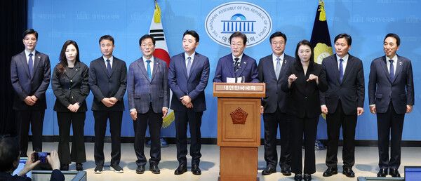 더불어민주당 대선 경선에 출마한 이재명 예비후보가 11일 서울 여의도 국회 소통관에서 집권 청사진 등을 소개하는 '비전 선포식 및 캠프 일정 발표'를 하고 있다.왼쪽부터 이해식 비서실장, 강유정 대변인, 한병도 종합상황실장, 윤후덕 정책본부장, 강훈식 총괄본부장, 이재명 예비후보, 윤호중 선대위원장, 김영진 정무전략본부장, 박수현 공보단장. [사진=연합뉴스]