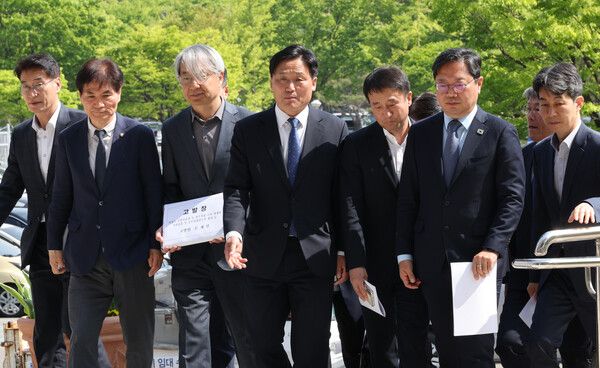 김영진 전정권정치탄압대책위원회 위원장 및 위원, 문재인 전 대통령 변호인단이 30일 경기도 과천 정부과천청사에서 공수처에 문재인 전 대통령 관련 이창수 서울중앙지검장 등 검사들에 대한 고발장 제출을 위해 이동하고 있다. [사진=연합뉴스]