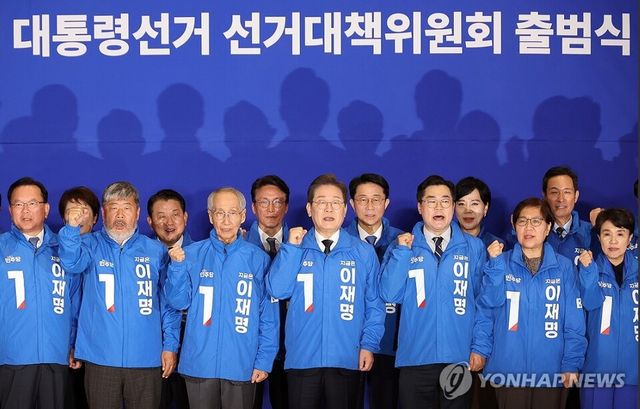 더불어민주당 이재명 대선후보 '진짜 대한민국 선대위'가 30일 출범했다. 윤여준 전 장관 등 친명, 비명, 친노에 이어 보수진영까지 아우르는 통합 선대위로 발족했다. [사진=연합뉴스]