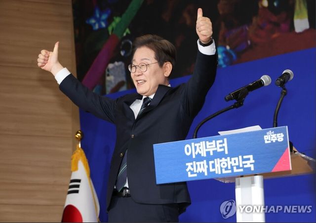이재명 민주당 대선후보가 30일 '진짜 대한민국 선대위'를 출범하고 승리의 엄지척을 들어올리며 대선승리를 다짐했다. [사진=연합뉴스]