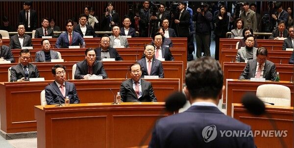 4일 오후 尹파면 후 열린 국민의힘 의원총회. 무거운 분위기 속에서 '폐족'이라는 자체 평가마저 나오고 있다. [사진=연합뉴스]